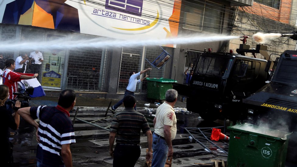 La policía respondió a las protestas con carros hidrantes y disparando balas de goma. Disturbios en Paraguay
