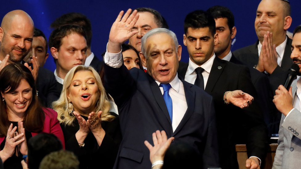 Премьер-министр Биньямин Нетаньяху празднует после публикации экзит-поллов для всеобщих выборов в Израиле (4 марта 2020 г.)