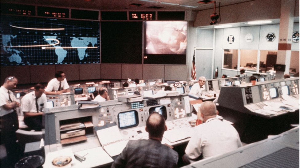 Комната управления операциями в Центре управления полетами, корпус 30, на второй день миссии посадки Аполлона II на Луну