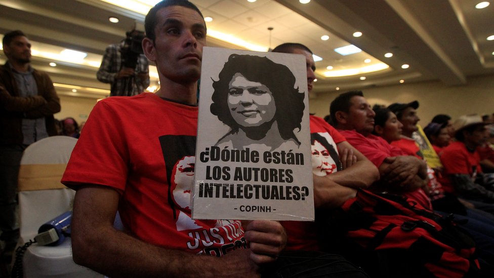 Los autores intelectuales del asesinato de Berta Cáceres todavía no han sido oficialmente identificados. Protesta por Berta Cáceres