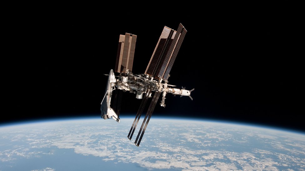 Las comunicaciones satelitales son las más afectadas por las tormentas solares, lo que causa que servicios como la telefonía, el internet o la televisión queden suspendidos de forma temporal. Satélite en órbita.