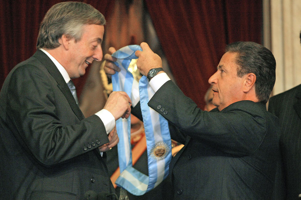 Néstor Kirchner recibe la banda presidencial del presidente saliente Eduardo Duhalde