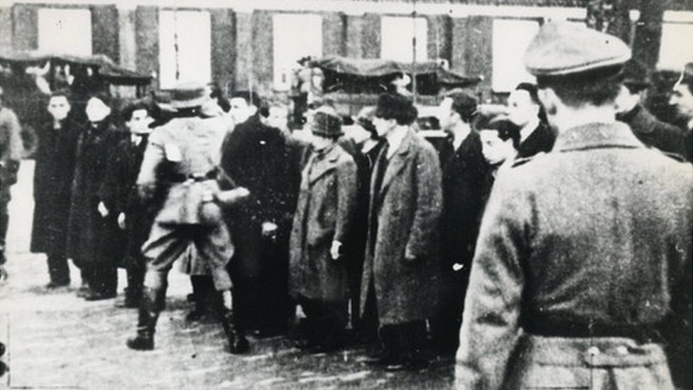 Dutch Jews in 'secret gas chamber' in 1941 -