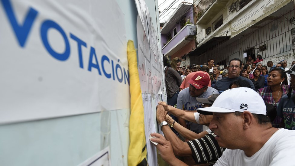 Impedir la participación de partidos podría ahondar en la abstención, que es enemiga de los objetivos opositores. Fila de votantes.