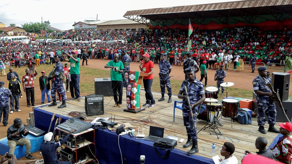 Оппозиционный Национальный совет свободы (CNL) Бурунди, кандидат в президенты Агатон Рваса, обращается к своим сторонникам во время предвыборного митинга в провинции Нгози, Бурунди, 27 апреля 2020 г.
