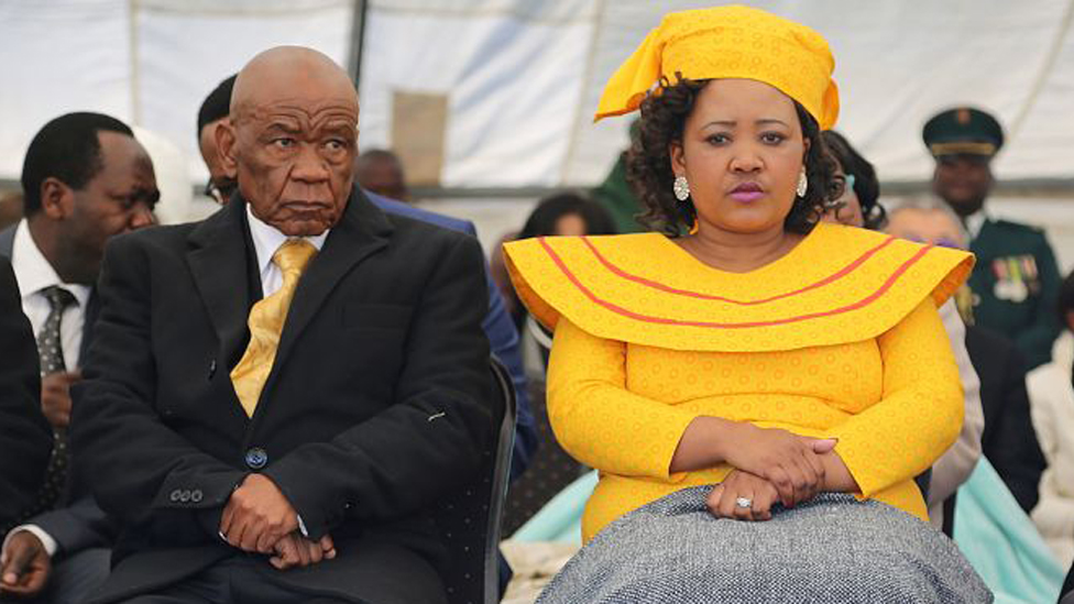 Недавно назначенный премьер-министром Лесото Томас Табане (слева), лидер политической партии All Basotho Convention (ABC), его жена Ма Исайя Рамохоли Табане
