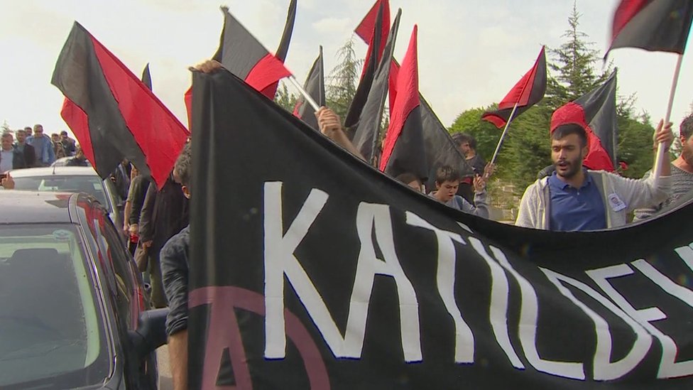 Ankara bombing: Anger at victims' funerals as PM blames IS - BBC News