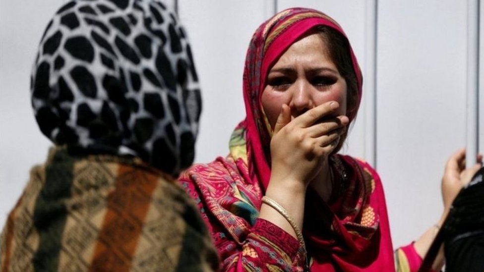 نساء أفغانيات تبكين