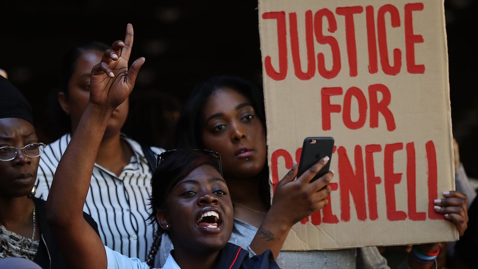 El incendio dejó en la calle a cientos de personas que vivían en el edificio de 24 pisos y 127 apartamentos. Manifestantes exigen justicia