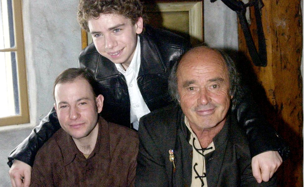 Актер Марк Донато (вверху) с Дэвидом Маренджером и Жоржем Броссаром в 2004 году
