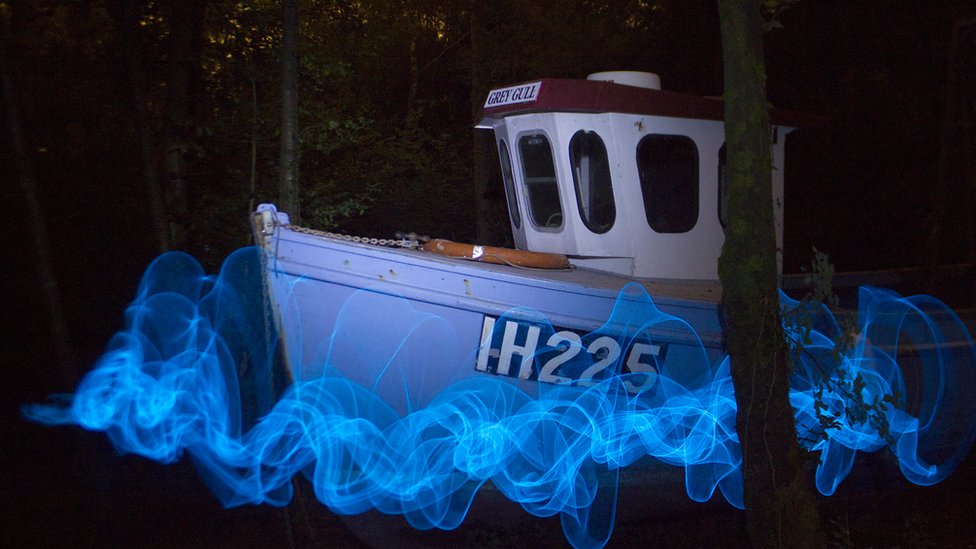 Светлое море, нарисованное вокруг лодки