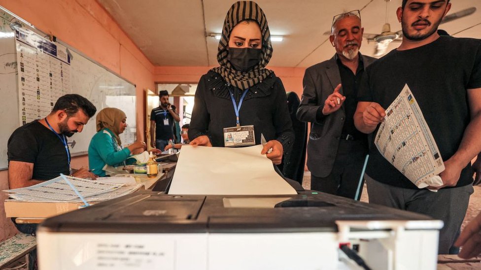 امرأة تدلي بصوتها في مركز اقتراع في بغداد