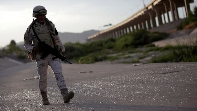 Sınırda devriye gezen Meksikalı asker