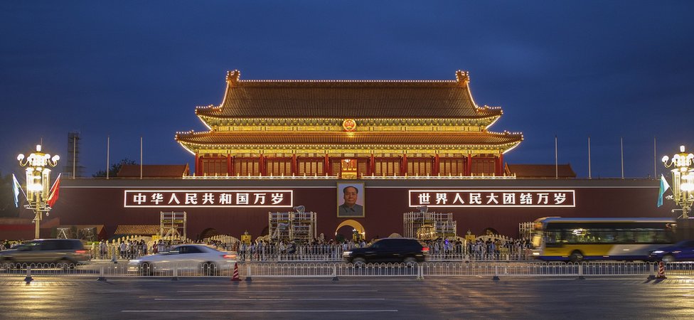 Портрет Мао висит на площади Тяньаньмэнь