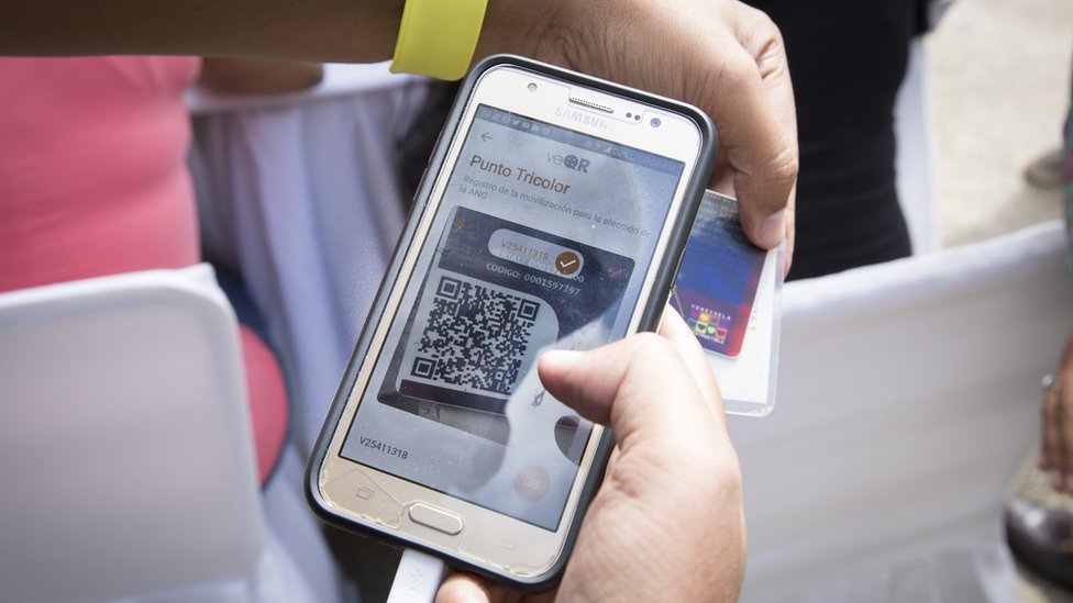 El sistema electrónico usado en la votación fue suministrado por Smartmatic. Registro de un carnet de votación