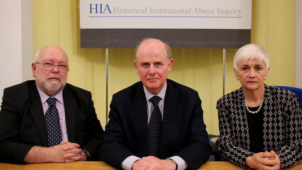 Сэр Энтони Харт (в центре) с Дэвидом Лейном и Джеральдин Доэрти в начале расследования в 2014 году