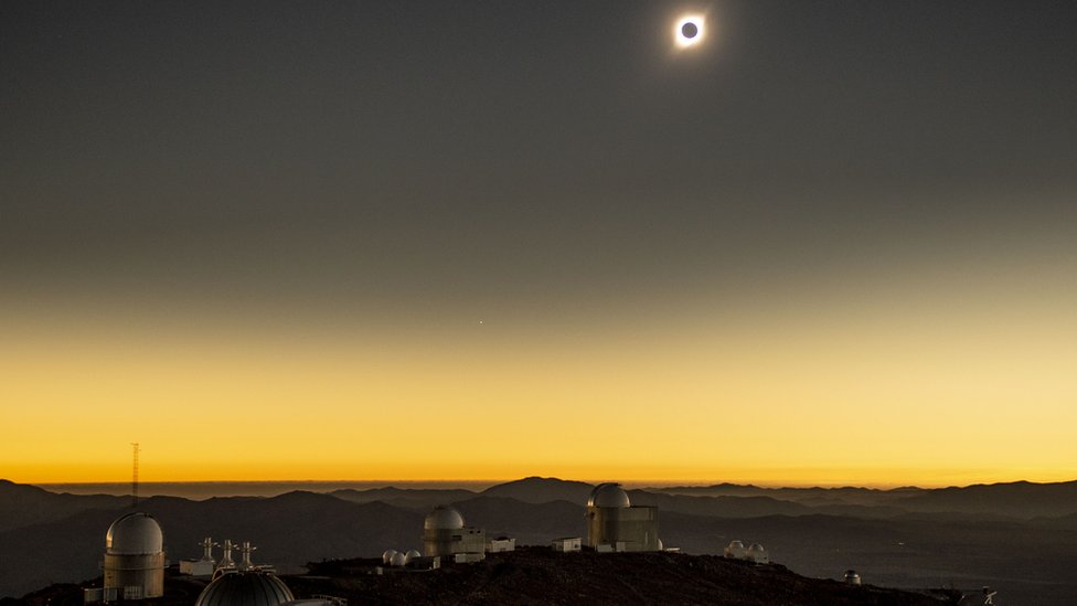 Солнечное затмение, наблюдаемое из Европейской южной обсерватории Ла-Силья (ESO) в Ла-Игера, регион Кокимбо, Чили