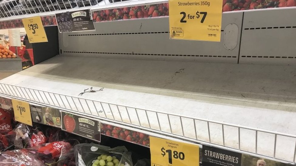 Una estantería vacía en un supermercado