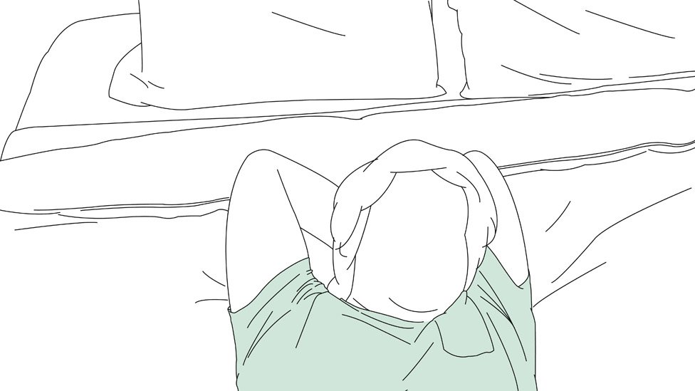 Hombre tumbado en la cama.