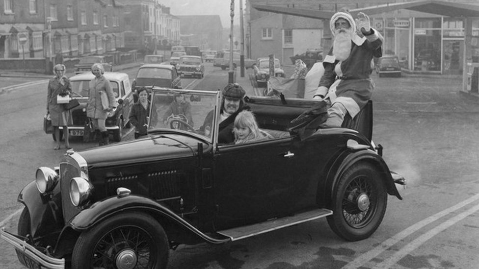 Дед Мороз сидит на заднем сиденье машины