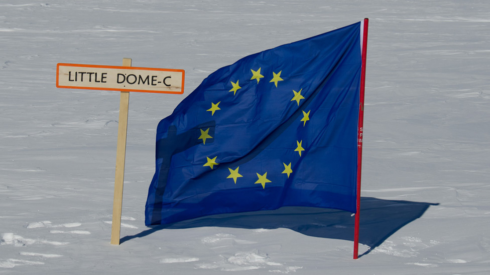 Bandera de la UE al lado de una señal Little Dome C
