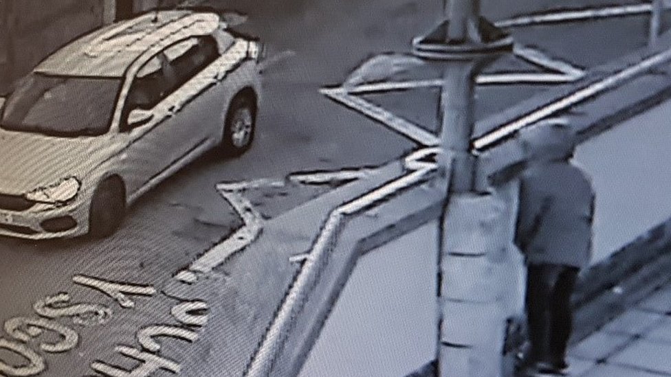 Изображение серебряного Fiat Tippo Оуайна Томаса, сделанное CCTV Rhondda