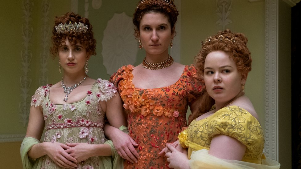 HARRIET CAINS als PHILLIPA FEATHERINGTON, BESSIE CARTER als PRUDENCE FEATHERINGTON und NICOLA COUGHLAN als PENELOPE FEATHERINGTON