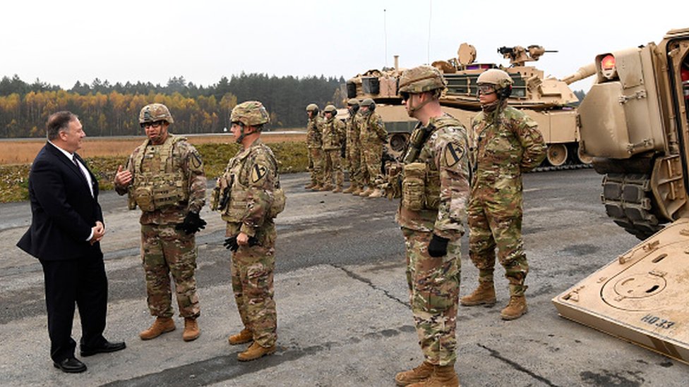 Госсекретарь США Майк Помпео беседует с американскими солдатами во время посещения военной базы в Графенвере, Германия, в 2019 году