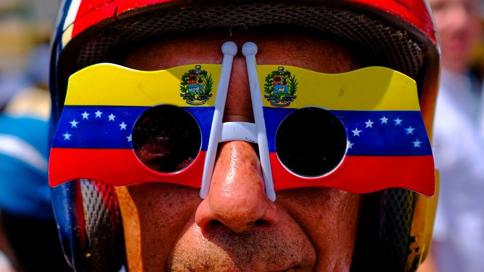 Hombre con gafas de Venezuela