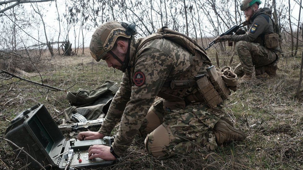 جندي أوكراني يعمل على أحد الأنظمة العسكرية