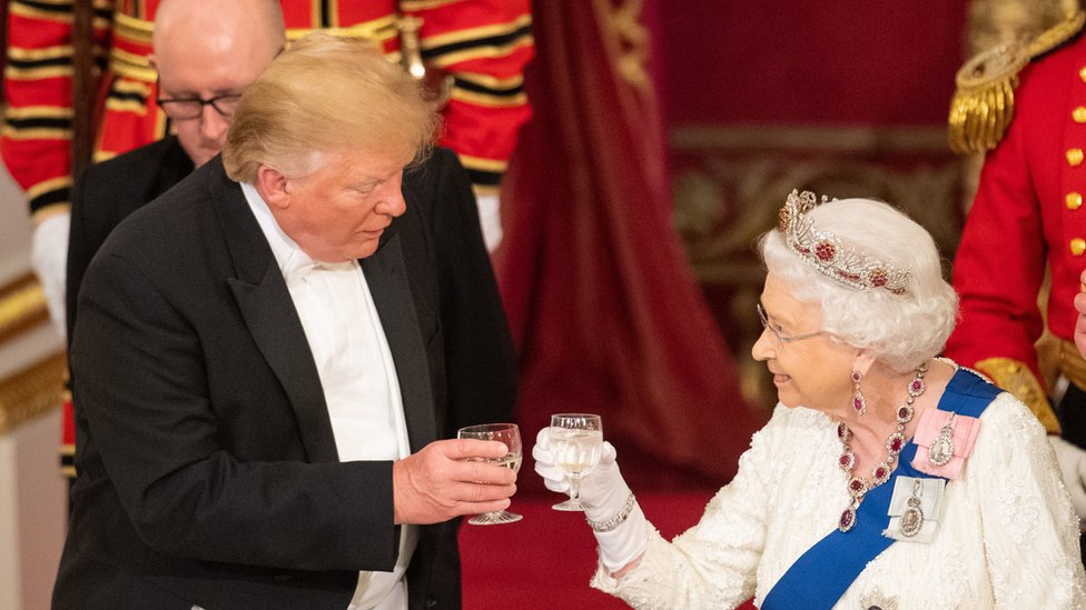 Donald Trump y la Reina brindando.