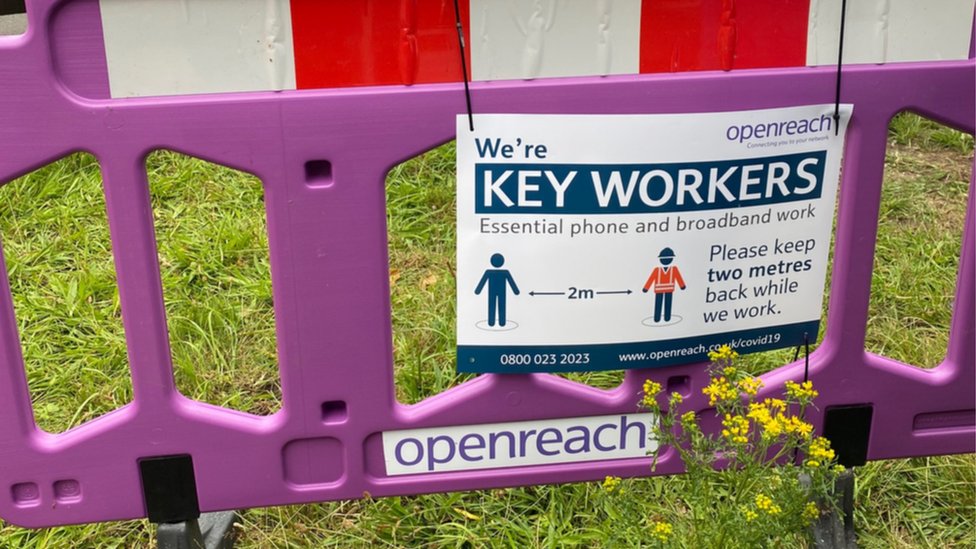 Знак ключевых сотрудников Openreach просит других соблюдать дистанцию, пока сотрудники выполняют свою работу
