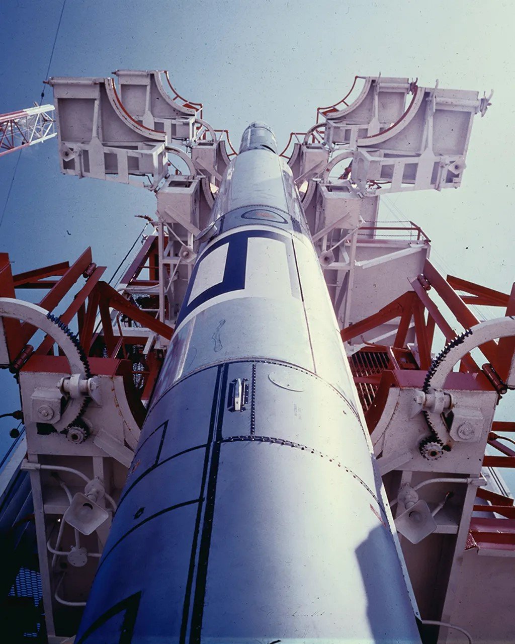 فشلت محاولة الولايات المتحدة إرسال قمر صناعي إلى الفضاء في عام 1957 عندما انفجر صاروخ فانغارد خلال عملية الإطلاق