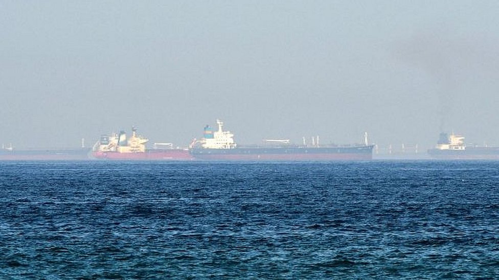 BAE açıklarında, petrol tankeri silahlı kişilerce kaçırıldı ve İran'a gitmesi emredildi