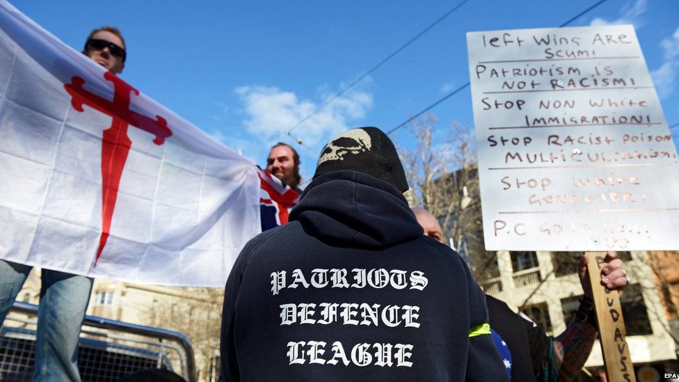 Группы "Объединенный фронт патриотов" и "Reclaim Australia" сражаются с протестующими против расизма в здании парламента в Мельбурне, Австралия, в субботу