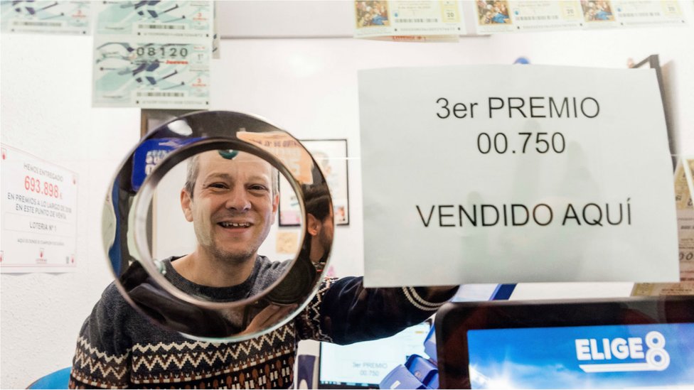 Хуан Карлос Де Кинтана, владелец лотереи номер 1 в Витории, празднует продажу номера 00750, получившего третий приз в «Эль Гордо».
