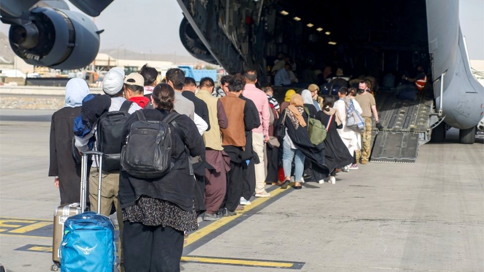 Kabil Havalimanı'nda binlerce kişi tahliye edilmeyi beklerken 'IŞİD tehdidi gerekçesiyle' güvenlik çemberi genişletildi