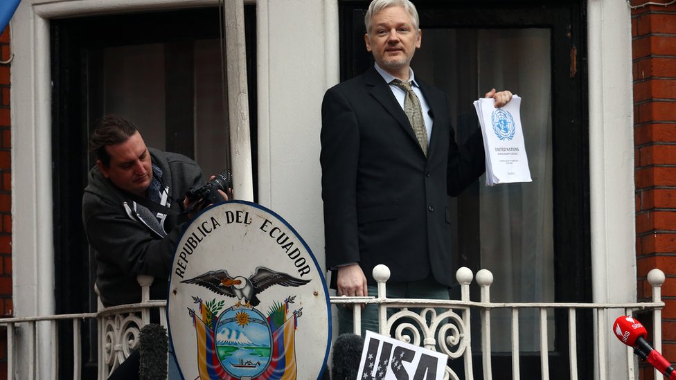 Julian Assange: Moreno dice que hay negociaciones para resolver el caso del fundador de WikiLeaks, que lleva un lustro refugiado en la embajada de Ecuador en Londres. Julian Assange en la embajada de Ecuador en Londres