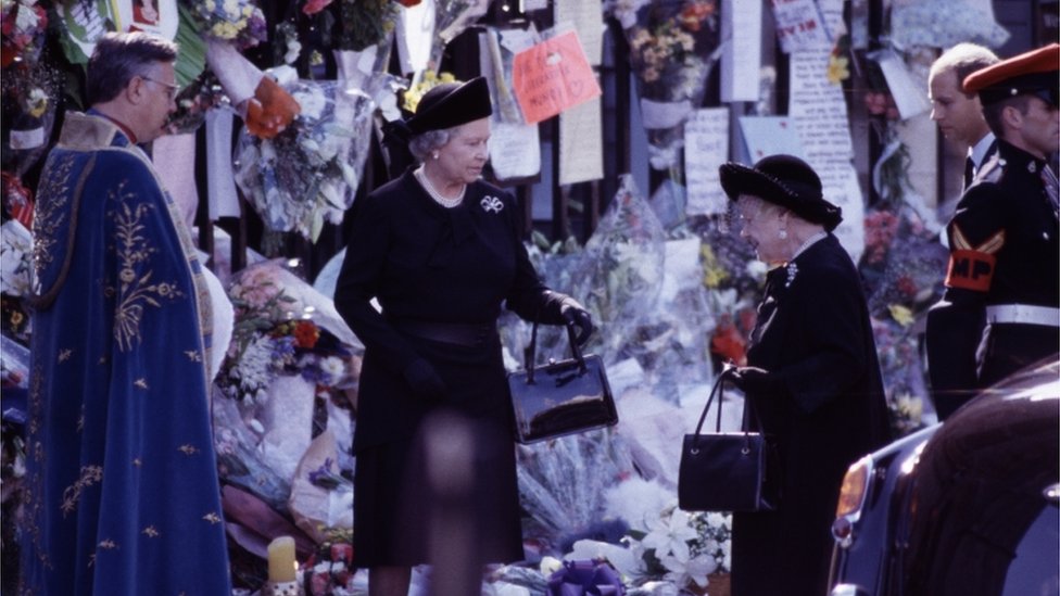 La reina Isabel II ayuda a su madre a entrar a la Abadía de Westminster para asistir al funeral de Diana de Gales en 1997