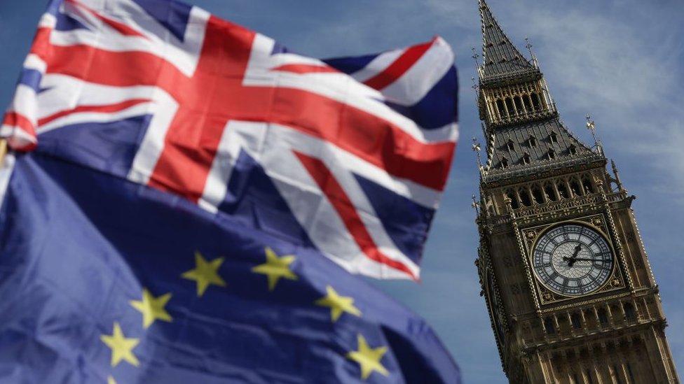 Big Ben con banderas británica y europea.
