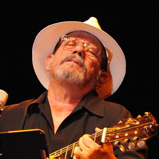 Silvio Rodríguez cantando en Ecuador en 2009