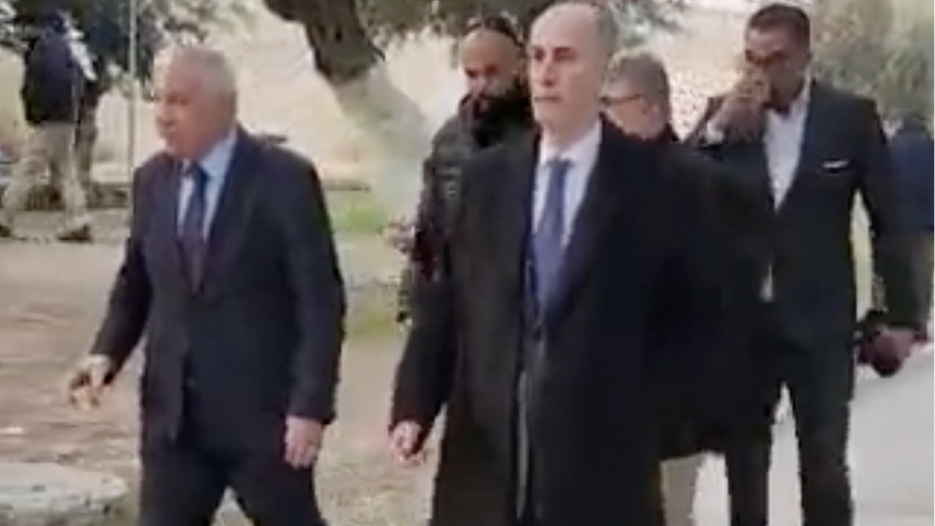 المسجد الأقصى: لماذا استدعت السلطات الأردنية سفير إسرائيل لديها؟ وكيف كان رد فعل المغردين؟ 1 السفير الأردني يتجول في المسجد الأقصى