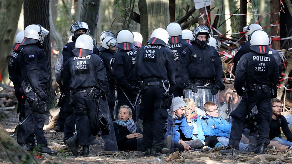 Policías detienen a ambientalistas en Alemania
