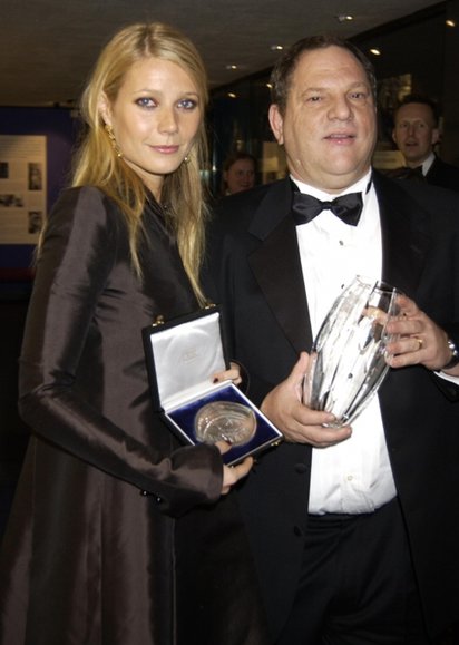 Gwyneth Paltrow posa con Weinstein en una foto de 2002. Ahora es una de las actrices que lo denuncia por acoso Gwyneth Paltrow posa con Harvey Weinstein en 2002