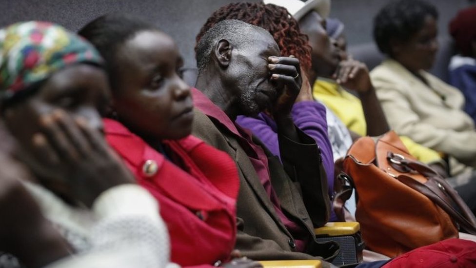 Члены семей погибших посещают поминальную службу в Найроби, Кения (02.04.2016)