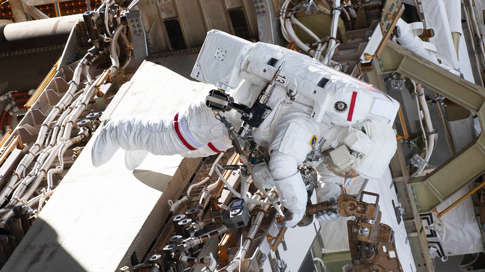 Anne McClain durante su caminata espacial del 22 de marzo