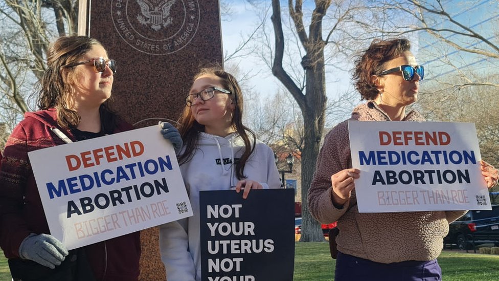 محتجون في ولاية تكساس يحملون لافتات كتب عليها "دافعوا عن الإجهاض الدوائي"
