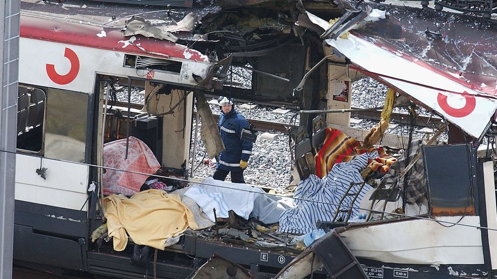 Imagen de un vagón destrozado tras la explosión.