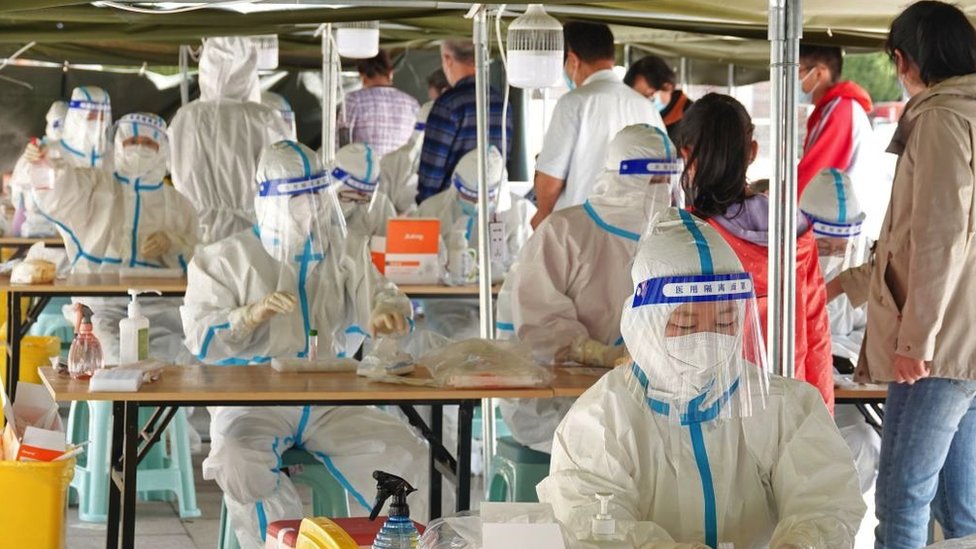 Medicinski radnici testiraju građane u provinciji Šandong