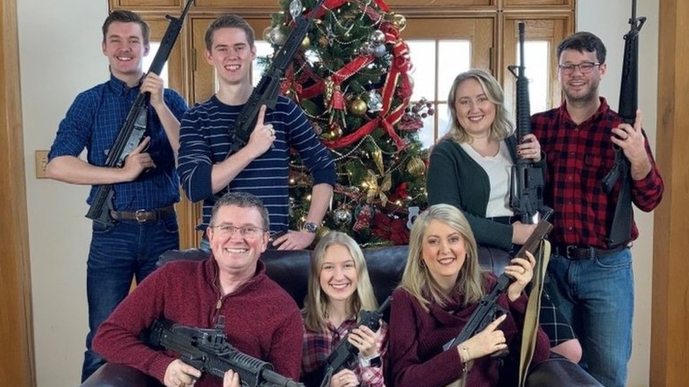 Foto de Twitter de Thomas Massie y su familia sosteniendo armas.